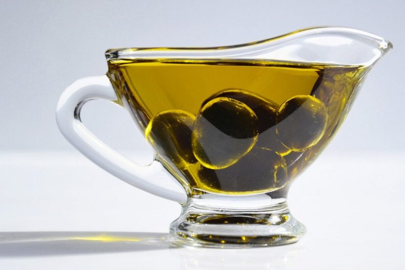 Olive oil consumption lowers risk of premature death, study suggests